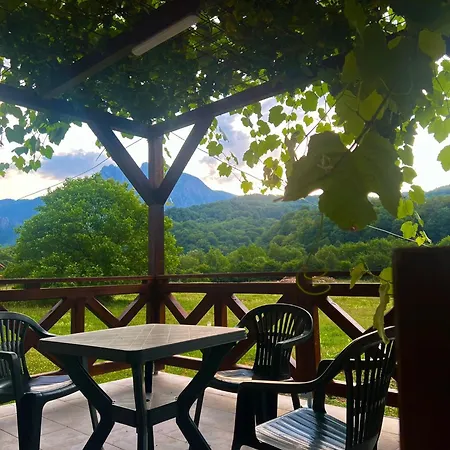 Domacinstvo Paprica Tjentiste Ferienhaus *